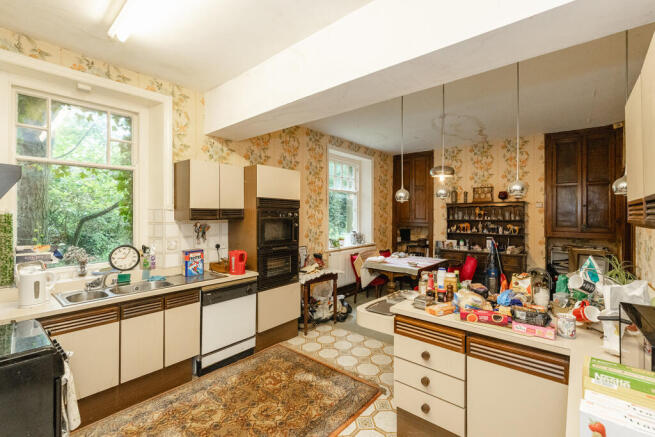 6 bed Detached for sale Image 5