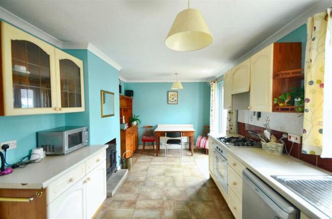 KITCHEN/DINING ROOM