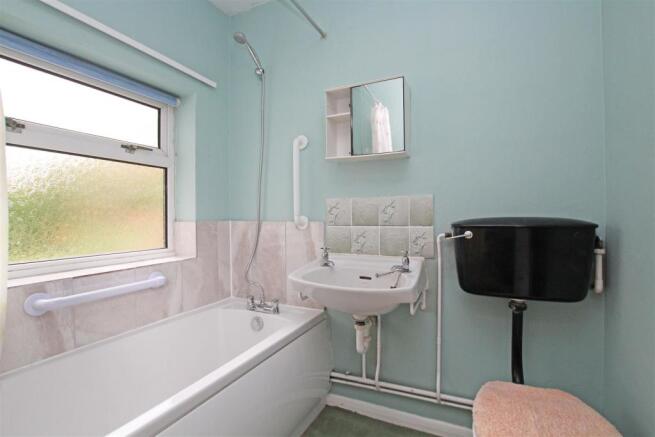 8SC - Bathroom.jpg