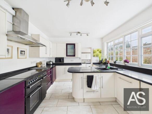 Tudor house, 5 High Street, TN33 0AE photo 4