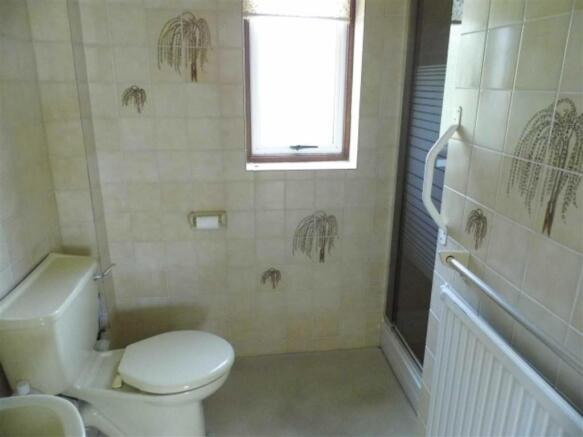 EN-SUITE SHOWER ROOM