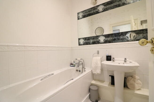 2 bed Apartment to rent Image 4