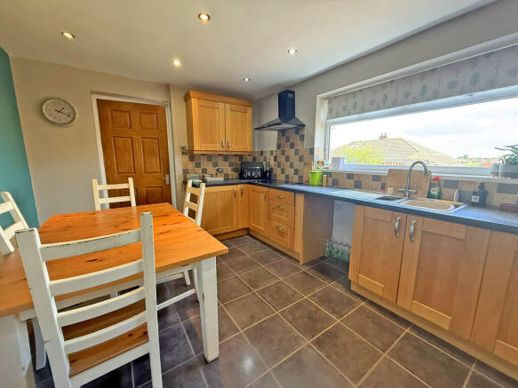 4 bed Detached Bungalow for sale Image 4