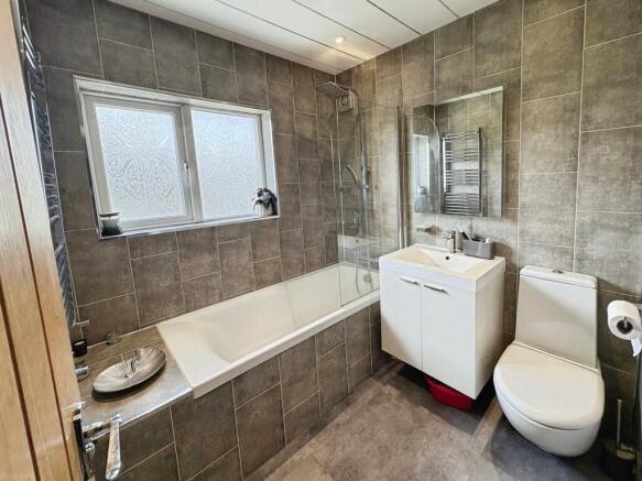 4 bed Semi-Detached for sale Image 4