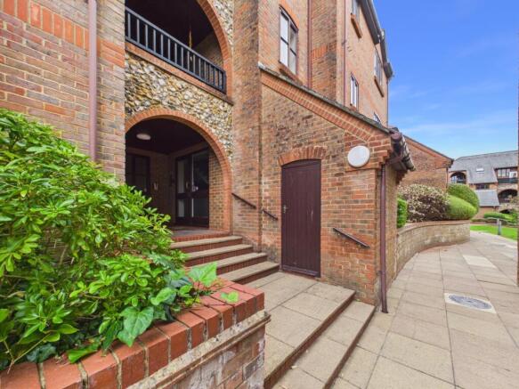 Kingsmead Road, High Wycombe, Buckinghamshire, HP11 photo 2