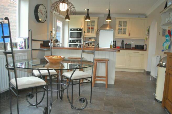 KITCHEN/DINING ROOM