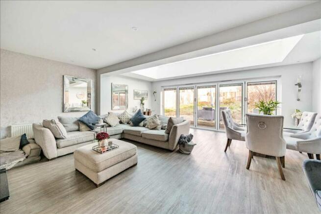 LIVING ROOM / DINING