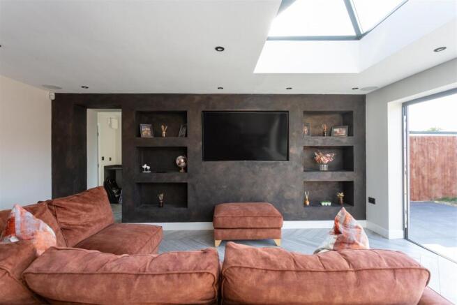 4 bed Semi-Detached for sale Image 5