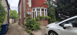 17, Westside, Hendon, London NW4 4XD