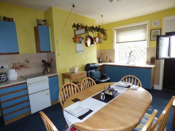 Spacious Dining Kitchen