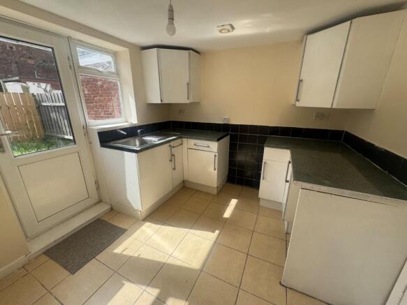 2 bed Terraced to rent Image 4