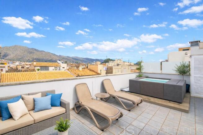 Exclusive penthouse for sale in the sought-after town of Pollensa with stunning views