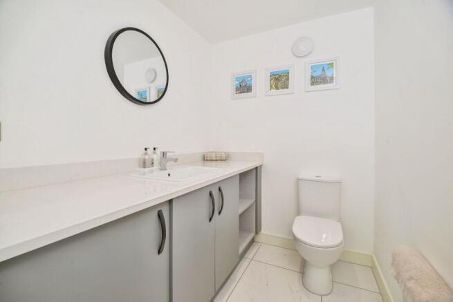 4 bed Detached for sale Image 8