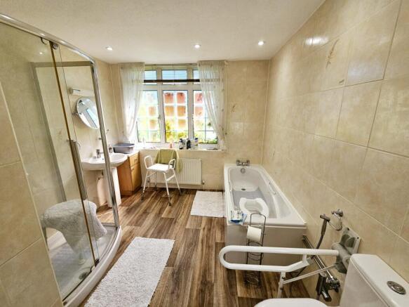 5 bed Detached for sale Image 12