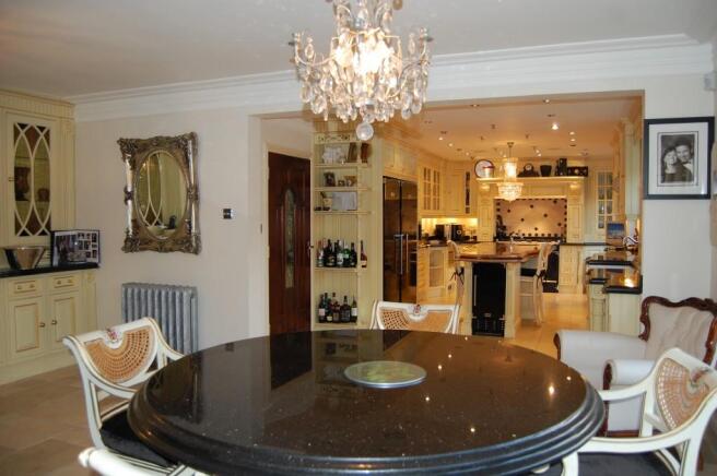 KITCHEN/BREAKFAST