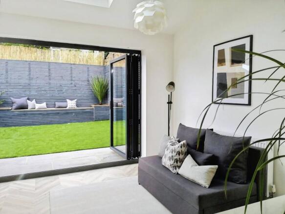 4 bed Semi-Detached to rent Image 4