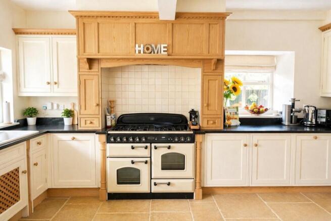 4 bed Detached for sale Image 8