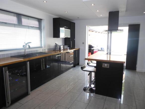 KITCHEN/BREAKFAST ROOM