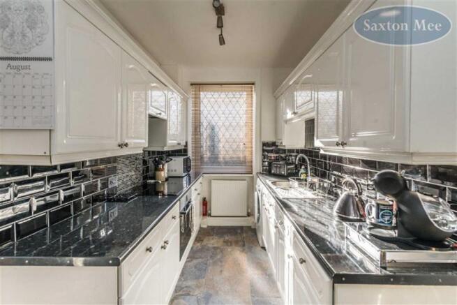 GOOD SIZED KITCHEN