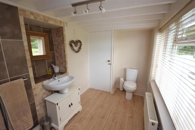 Bathroom1.JPG