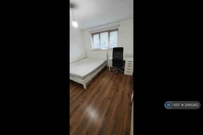 Bedroom - 40" Tv, Wadrobe Inc Drawers, Desk, Chair