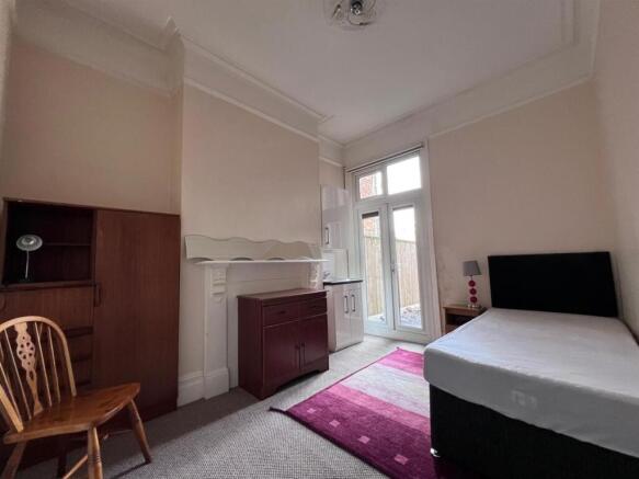 2 bed House Share to rent Image 11
