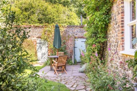 Grade II Listed Cottage in Bacton with Woodlands