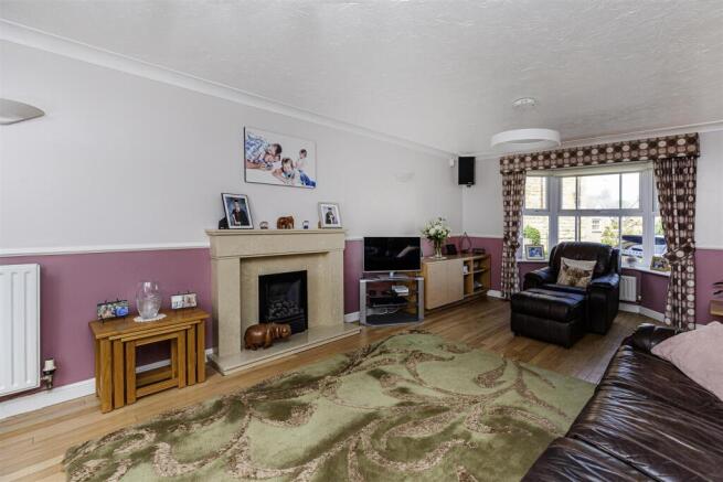 5 bed Detached for sale Image 5