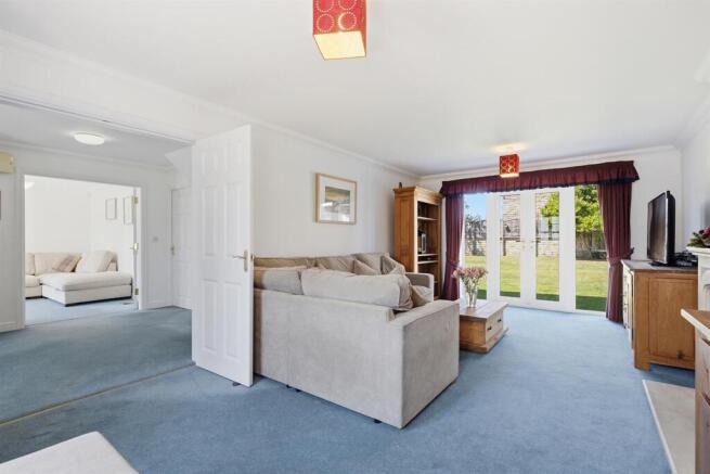 5 bed Detached for sale Image 8