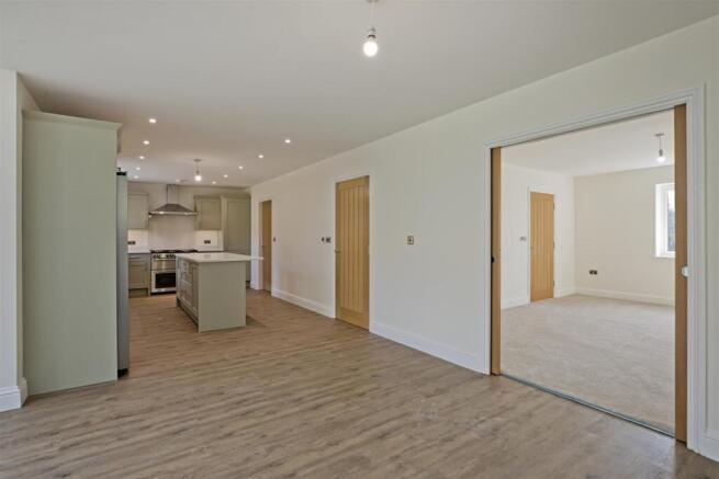 6 bed Detached for sale Image 12