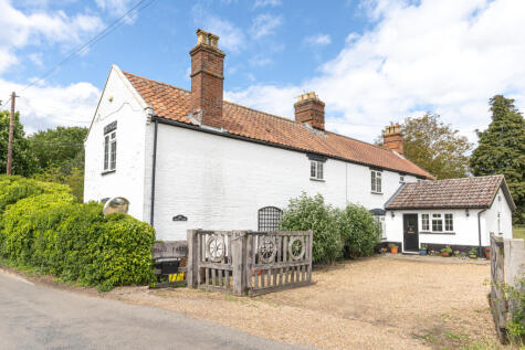 Holly Farm House, 34 Loddon Road, Norton Subcourse, Norwich, Norfolk NR14 6RT