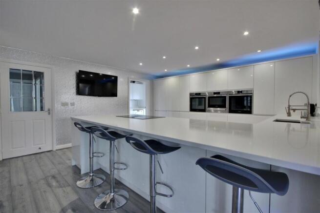 7 bed Detached for sale Image 5