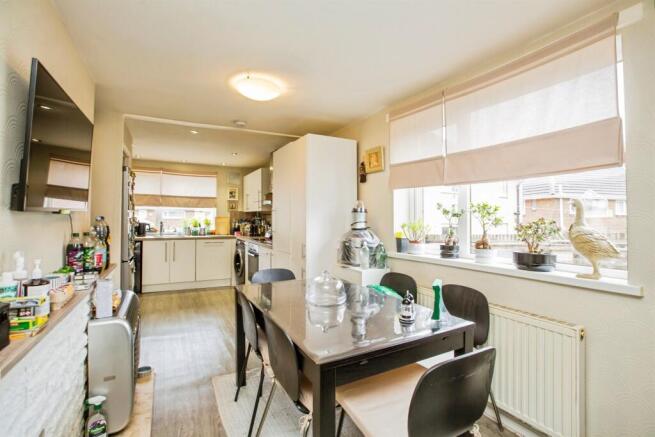 3 bed Semi-Detached for sale Image 9