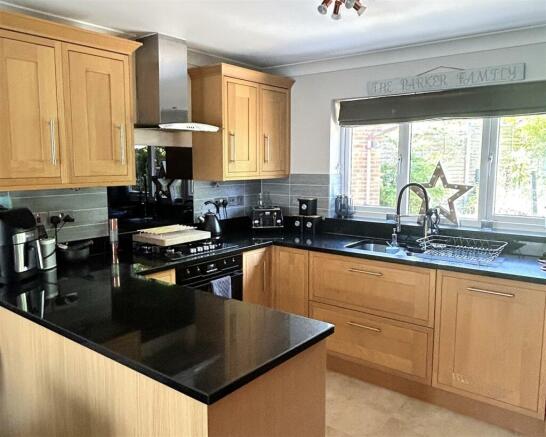KITCHEN/DINING