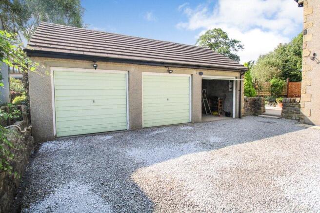 Garage (Middle)