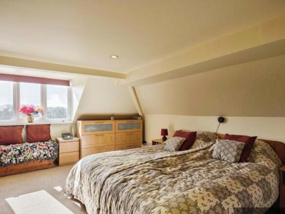 4 bed Detached for sale Image 8
