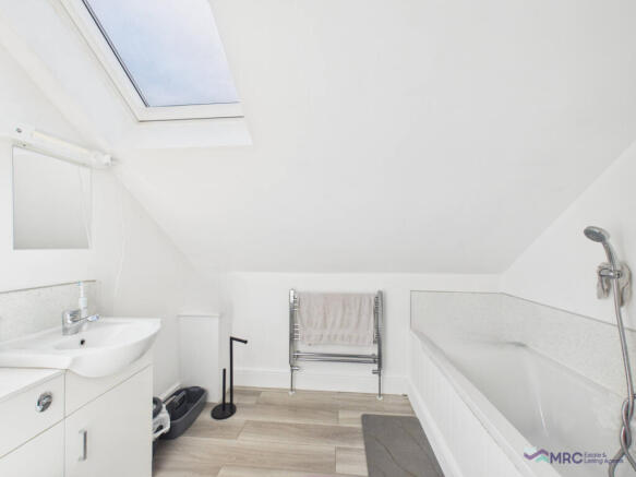 4 bed Detached for sale Image 11