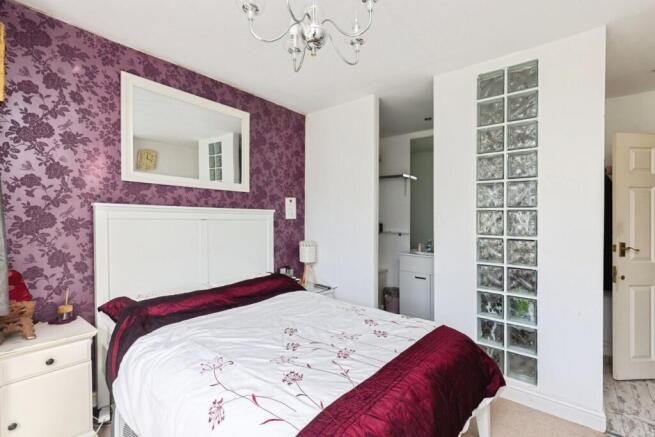 5 bed Detached for sale Image 11