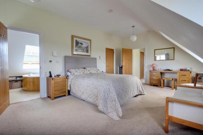 4 bed Detached for sale Image 5
