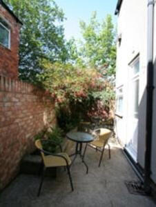 4 bed House to rent Image 9