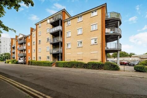 Thames Road, Grays, RM17