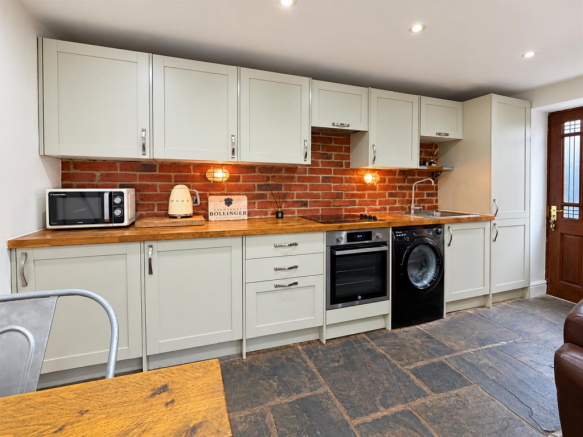 OPEN PLAN LIVING DINING FITTED KITCHEN:
