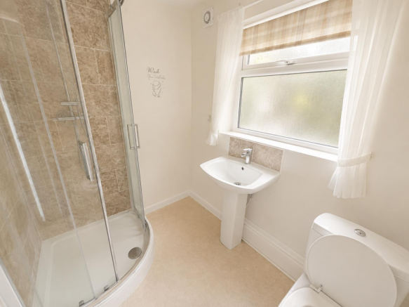 1 bed Semi-Detached Bungalow to rent Image 4