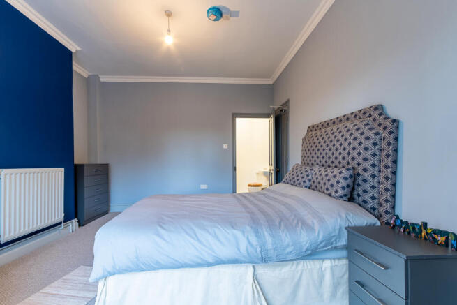 📸 Photos shown are of a similar room and are for illustrative purposes only. Room 4 is finished to a similar specification.