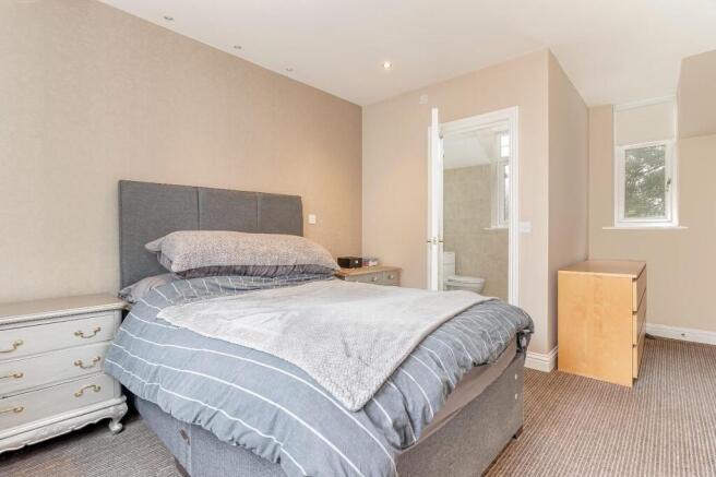 4 bed House for sale Image 9