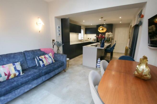 MODERN OPEN PLAN LIVING/ DINING/ KITCHEN