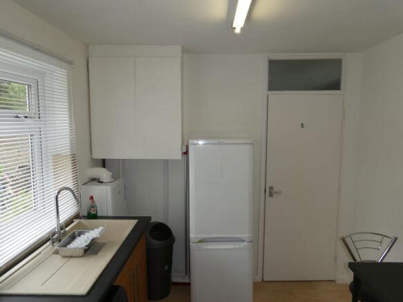 2 bed Apartment to rent Image 4