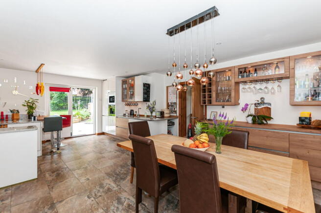 4 bed Detached for sale Image 9