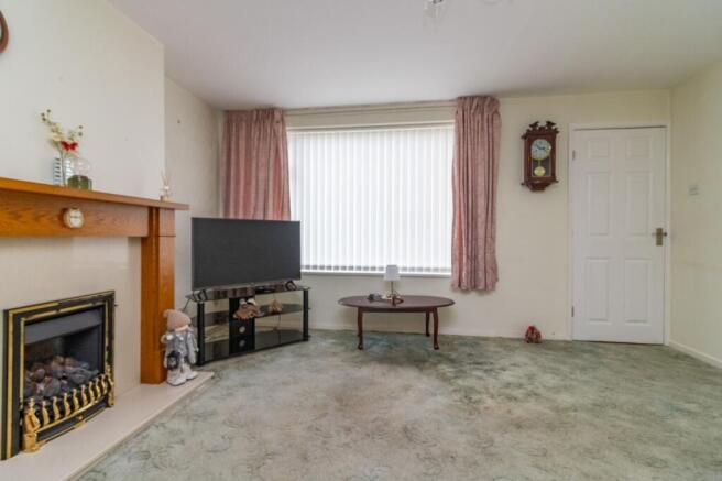 L-SHAPED LOUNGE/DINING ROOM