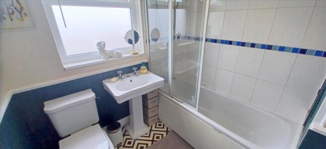 FAMILY BATHROOM